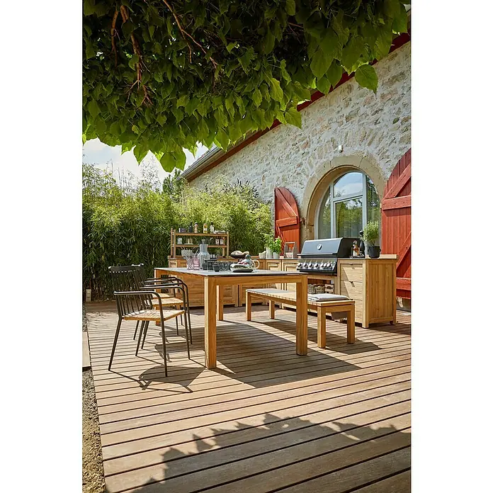 Gartenmöbel-Set Zoe/Eva - 5 -tlg., Teakholz/Keramik/Aluminium/Rattan, Naturbraun/Anthrazit - Einladender Außenbereich mit stilvoller Outdoor-Küche und Esstischgruppe auf einer Holzterrasse, ideal für gesellige Stunden im Freien.