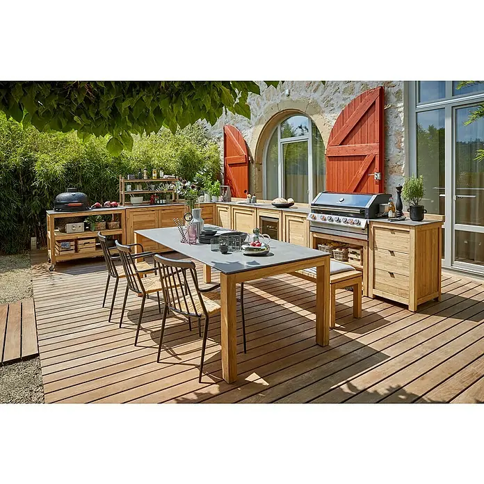 Gartenmöbel-Set Zoe/Eva - 5 -tlg., Teakholz/Keramik/Aluminium/Rattan, Naturbraun/Anthrazit - Ein Gartentisch-Set mit Grill und passenden Holzmöbeln auf einer Terrasse mit rustikalem Charme.