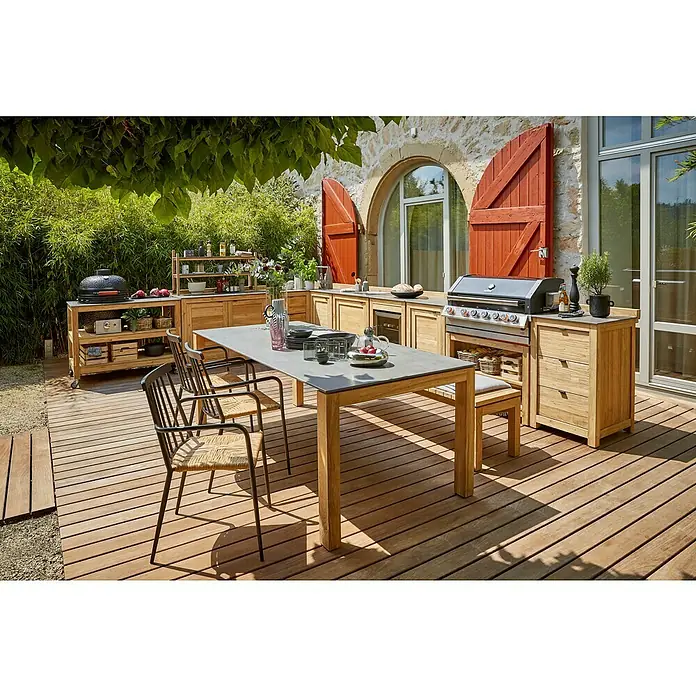 Sunfun Zoe Outdoorküchen-Modul Kamado - Braun, B x T x H: 120 x 71,5 x 89 cm, Teakholz - Outdoor-Szene mit einem stilvollen Esstisch-Set und einer Grillküche, perfekt für sommerliche Gartenpartys und kulinarische Erlebnisse im Freien.