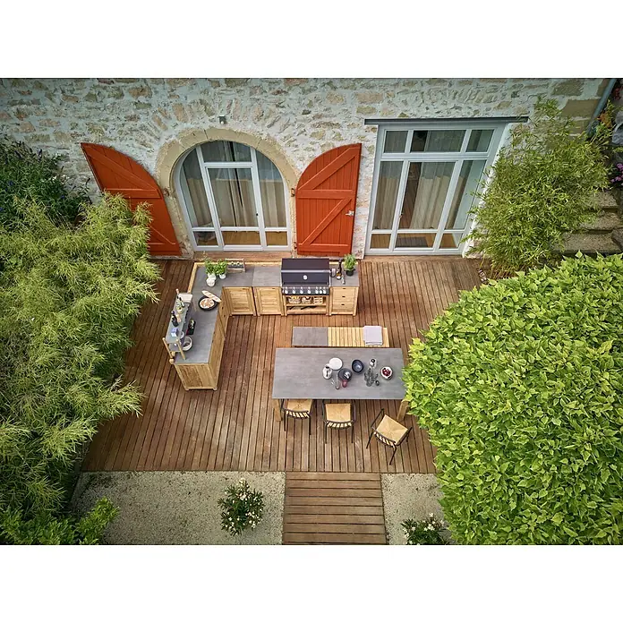 Sunfun Zoe Módulo de cocina exterior Armario con cajones - Marrón, An x Pr x Al: 58 x 63 x 92 cm, Madera de teca - Vista aérea de una cocina al aire libre con parrilla, encimeras y mesa de comedor en una terraza de madera.