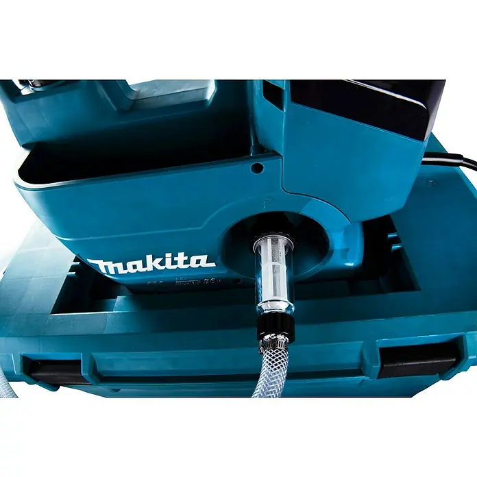 Makita LXT 18V Akku-Hochdruckreiniger DHW080ZK - 36 V, Ohne Akku, 80 bar, Fördermenge: 380 l/h - Nahaufnahme einer blauen Makita-Maschine mit einem transparenten Wasserfilter und Schlauch für präzise Schneidarbeiten.