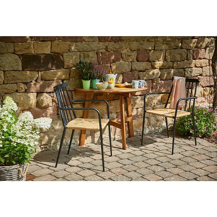 Sunfun Balkonmöbel-Set Diana halbrund/Eva - 3 -tlg., Rattan/Aluminium/Akazie, Naturbraun/Schwarz - Nahaufnahme eines Tisches mit Stühlen im Freien, dekoriert mit Geschirr und Pflanzen.