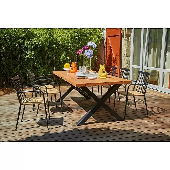 Gartentisch - L x B x H: 220 x 100 x 76 cm, Aluminium, Robinie, Rechteckig, Naturbraun/Schwarz - Ein Esstisch für den Außenbereich mit Holzplatte und schwarzen Metallbeinen, umgeben von Stühlen mit schwarzen Gestellen und geflochtenen Sitzen, auf einer Holzterrasse.