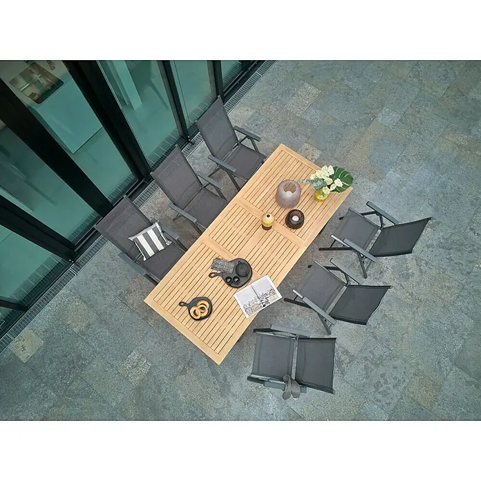 Sunfun Carina Mesa de jardín - L x An x Al: 180 x 100 x 75 cm, Acacia/Acero, Rectangular, Marrón teca - Un conjunto de mesa de patio con una mesa de madera y sillas grises dispuestas en una terraza. Elementos decorativos como jarrones adornan la mesa.