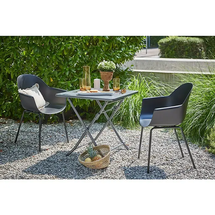 Sunfun Balkonmöbel-Set Maja/My - 3 -tlg., Stahl/Kunststoff, Anthrazit/Schwarz - Grauer Gartentisch mit zwei Stühlen im Freien, dekoriert mit Accessoires und Obstkorb, für entspannte Stunden im Garten.