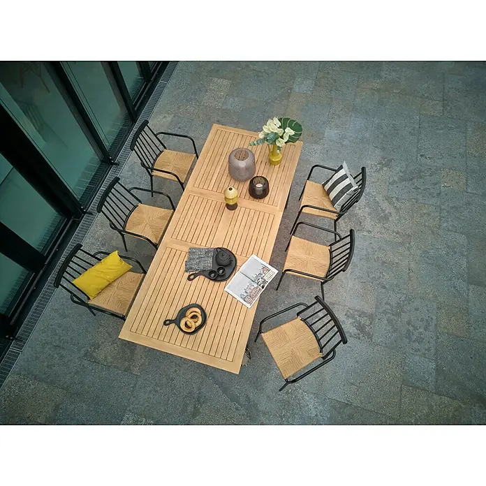 Sunfun Gartenmöbel-Set Carina/Eva - 7 -tlg., Holz, Naturbraun/Anthrazit/Schwarz, Tischplatte ausziehbar - Ein einladender Esstisch aus Holz mit Stühlen, dekoriert mit Vasen und Geschirr, schafft eine stilvolle Atmosphäre für Mahlzeiten im Freien.