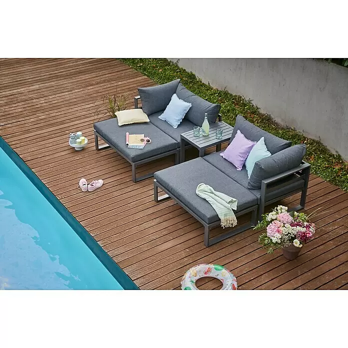 Sunfun Maja Loungemöbel-Set - 5 -tlg., Aluminium, Anthrazit - Graues modulares Outdoor-Lounge-Set mit Kissen und Tisch, auf einer Holzterasse am Pool.