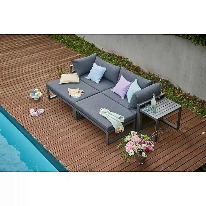 Sunfun Maja Loungemöbel-Set - 5 -tlg., Aluminium, Anthrazit - Ein graues modulares Outdoor-Lounge-Sofa mit weichen Kissen und bunten Zierkissen auf einer Holzterrasse am Pool zur Entspannung.
