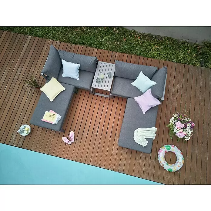 Sunfun Maja Loungemöbel-Set - 5 -tlg., Aluminium, Anthrazit - Graue Outdoor-Sitzgruppe mit Polstern und passendem Tisch auf Holzdeck am Pool, mit Getränken und Zeitschriften.