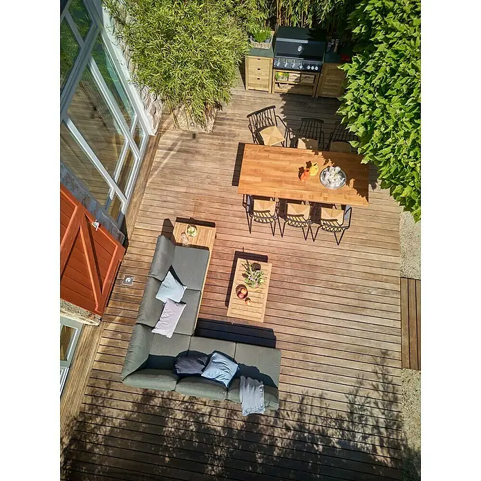 Sunfun Zoe Módulo de cocina exterior Armario con cajones - Marrón, An x Pr x Al: 58 x 63 x 92 cm, Madera de teca - Una terraza con suelo de madera, muebles de jardín y una zona de barbacoa, ideal para relajarse al aire libre.
