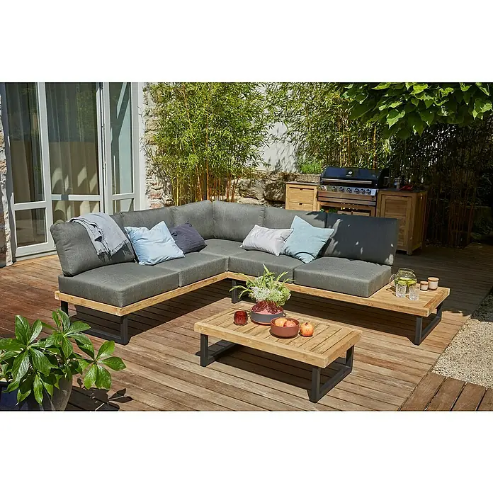 Sunfun Zoe Módulo de cocina exterior Armario con cajones - Marrón, An x Pr x Al: 58 x 63 x 92 cm, Madera de teca - Elegante salón de jardín gris con mesa de madera en una terraza, ideal para relajarse al aire libre.