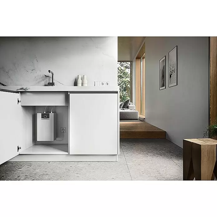 Vaillant Warmwasserspeicher VEN 5 U Plus - 5 l, 2.000 W, Temperaturbereich: 7 °C - 85 °C, Untertischmontage - Kompakter weißer Warmwasserbereiter, unter einem Spülbecken installiert und an Wasser- und Stromleitungen angeschlossen.