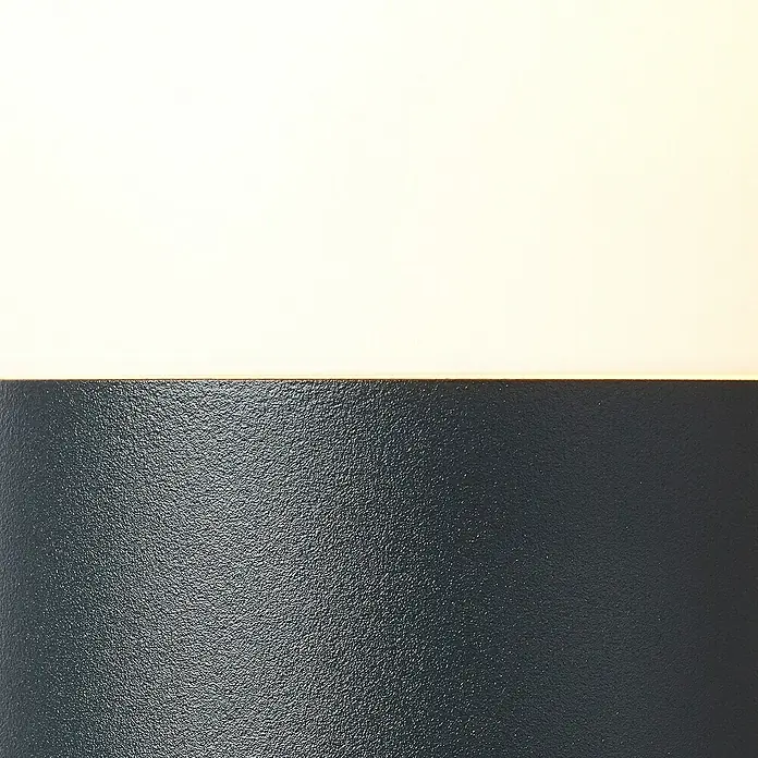 Brilliant Außensockelleuchte - 28 W, Farbe Gehäuse: Anthrazit, Ohne Leuchtmittel - Nahaufnahme einer Lampe mit einer Kombination aus weißem und schwarzem Farbton und einer subtilen Textur.