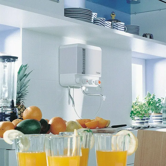 Vaillant Kochendwassergerät VEK 5 L - Fassungsvermögen: 5 l, Heizleistung: 2.400 W, Temperaturbereich: 30 °C - 100 °C - Vaillant Warmwasserbereiter in einer modernen Küche mit frischen Früchten und Saftgläsern.