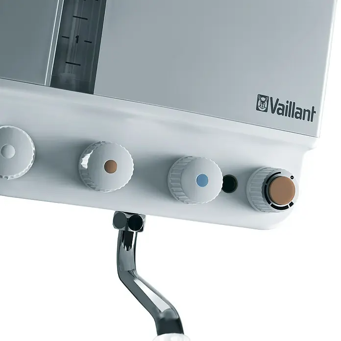 Vaillant Kochendwassergerät VEK 5 L - Fassungsvermögen: 5 l, Heizleistung: 2.400 W, Temperaturbereich: 30 °C - 100 °C - Nahaufnahme einer Vaillant-Heizungsanlage mit Bedienelementen, die die präzise Steuerung der Heizungseinstellungen ermöglichen.