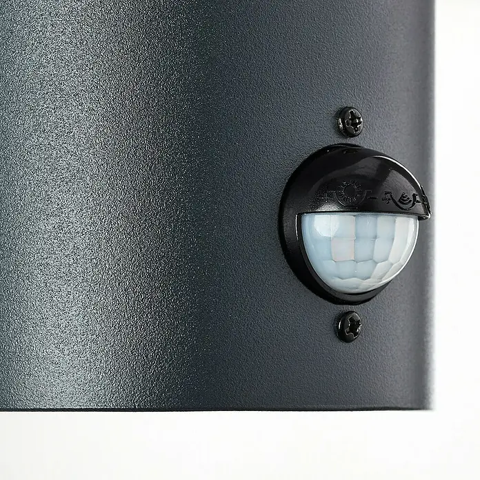 Brilliant Sensor-Außenleuchte - 28 W, 13 x 9 x 23,2 cm, Anthrazit, IP44 - Nahaufnahme eines schwarzen Bewegungsmelders an einer Wand.