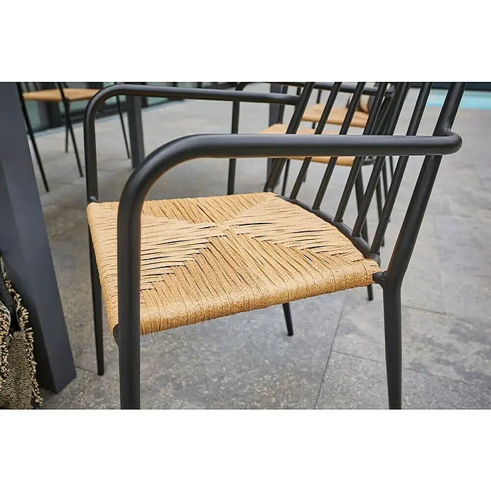 Envy Gartensessel Eva - Rattan/Geflecht, Stapelbar, Schwarz/Natur, B x T x H: 58 x 54 x 84 cm - Nahaufnahme eines modernen Esszimmerstuhls mit schwarzem Metallrahmen und Sitzfläche aus geflochtenem Naturmaterial.