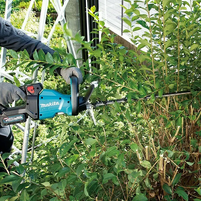 Makita XGT 40V max. Akku-Heckenschere UH006GZ - 40 V, Li-Ionen, Ohne Akku, Schnittlänge: 60 cm - Der Akku-Heckenschneider von Makita schneidet mühelos durch dicke Äste und sorgt für einen präzisen Schnitt.