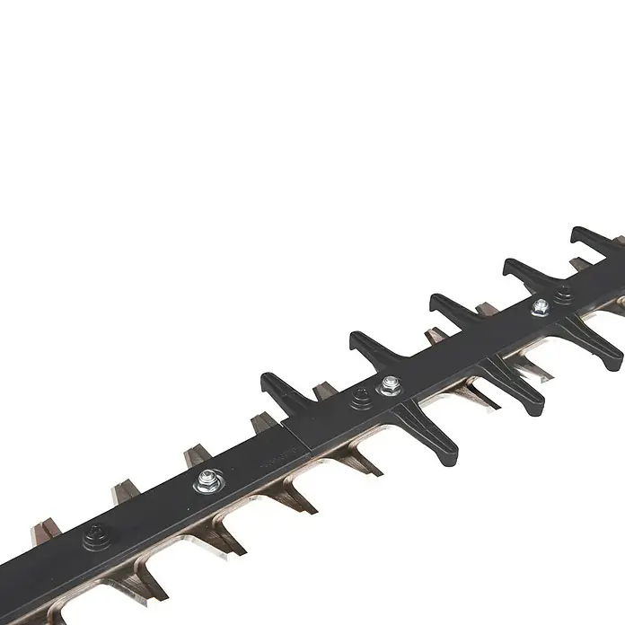 Makita XGT 40V max. Akku-Heckenschere UH006GZ - 40 V, Li-Ionen, Ohne Akku, Schnittlänge: 60 cm - Nahaufnahme der scharfen Klingen einer Heckenschere, die für präzise Gartenschnitte entwickelt wurden.