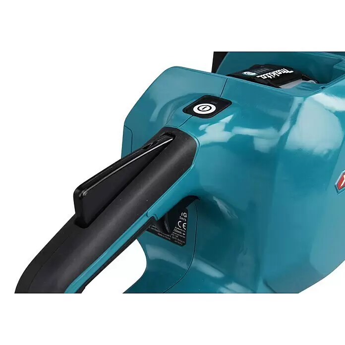 Makita XGT 40V max. Akku-Kettensäge UC011GT101 - 40 V, 5 Ah, Li-Ionen, 1 Akku, Schwertlänge: 35 cm - Nahaufnahme eines türkisfarbenen Makita Elektrowerkzeugs mit schwarzem Griff, Akku und Power-Taste.