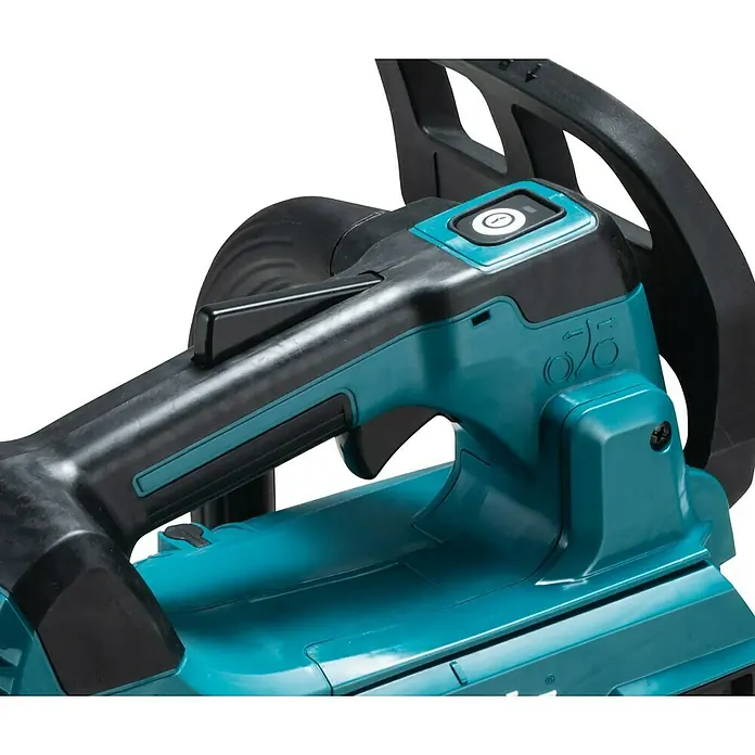 Makita XGT 40V max. Akku-Kettensäge UC002GZ - Li-Ionen, Ohne Akku, Schwertlänge: 25 cm - Detailaufnahme einer Makita Akku-Astsäge, die Bedienelemente und das ergonomische Design hervorhebt.