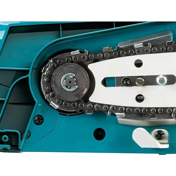 Makita XGT 40V max. Akku-Kettensäge UC002GZ - Li-Ionen, Ohne Akku, Schwertlänge: 25 cm - Nahaufnahme des Antriebsrads und der Kette einer türkisfarbenen Kettensäge, die den sternförmigen Antrieb an der Metallkette zeigt.