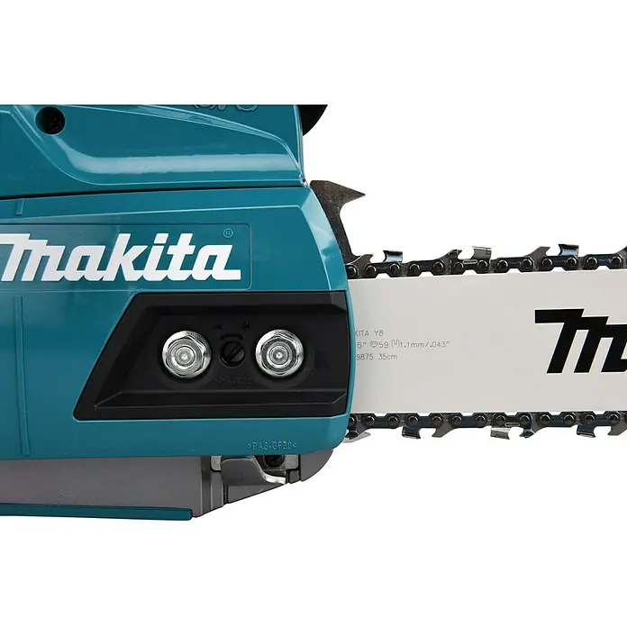 Makita XGT 40V max. Akku-Kettensäge UC011GT101 - 40 V, 5 Ah, Li-Ionen, 1 Akku, Schwertlänge: 35 cm - Nahaufnahme einer Makita-Kettensäge, die die Marke und die Details der Kette hervorhebt, perfekt für Baumbeschnitt- und Holzarbeiten.