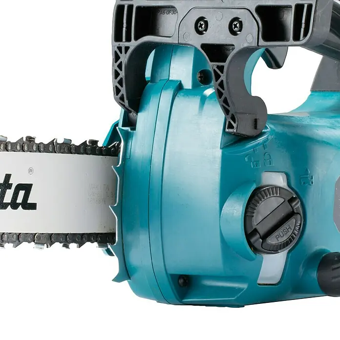 Makita XGT 40V max. Akku-Kettensäge UC002GZ - Li-Ionen, Ohne Akku, Schwertlänge: 25 cm - Nahaufnahme einer Makita Akku-Kettensäge, die sich ideal für Baumschnittarbeiten und andere Sägearbeiten im Freien eignet.