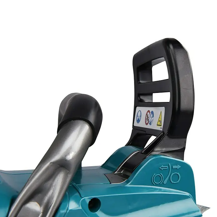 Makita XGT 40V max. Akku-Kettensäge UC011GT101 - 40 V, 5 Ah, Li-Ionen, 1 Akku, Schwertlänge: 35 cm - Detailansicht einer Akku-Kettensäge in blau-schwarzer Farbkombination, die Präzision und Leistung vereint. Ideal für Gartenarbeiten.