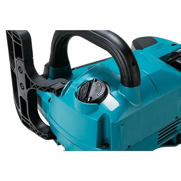 Makita XGT 40V max. Akku-Kettensäge UC002GZ - Li-Ionen, Ohne Akku, Schwertlänge: 25 cm - Detailaufnahme einer Akku-Kettensäge mit schwarzem Griff und blaugrünem Gehäuse, Fokus auf dem Tankdeckel.
