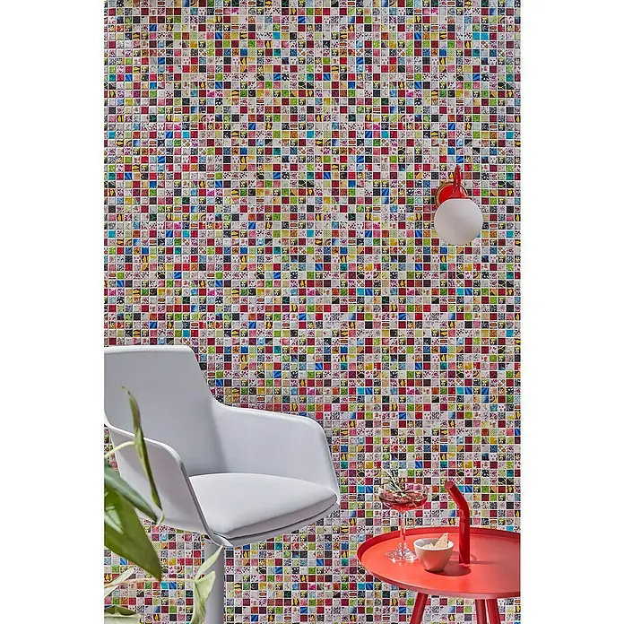 Mosaikfliese Quadrat Mix CG STAR - 30 x 30 cm, Mehrfarbig, Glänzend - Wandmosaik mit farbenfrohen Mustern, kombiniert mit einem weißen Stuhl und einem roten Beistelltisch für eine lebendige Raumgestaltung.