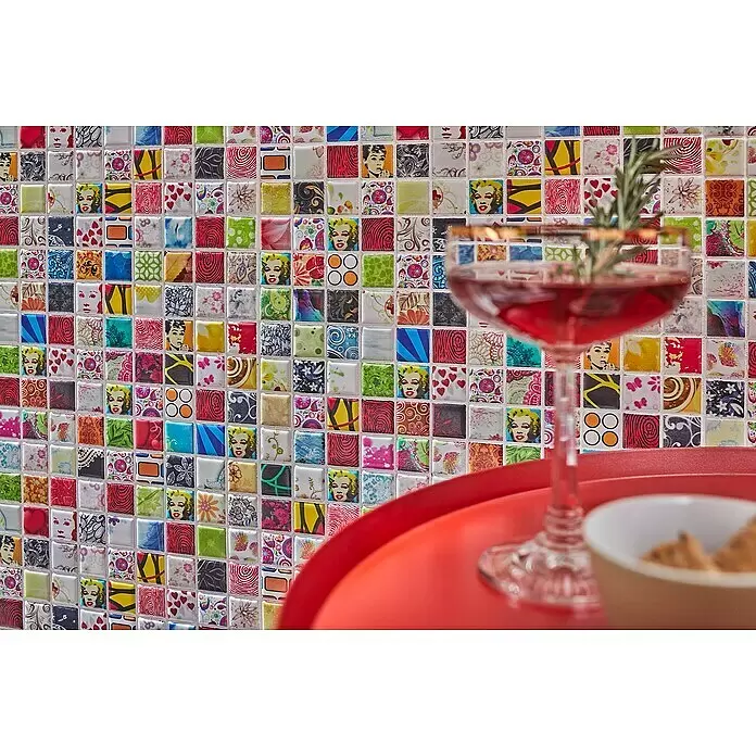 Mosaikfliese Quadrat Mix CG STAR - 30 x 30 cm, Mehrfarbig, Glänzend - Quadratische, bunte Mosaikfliesen mit verschiedenen Pop-Art-Mustern wie Marilyn Monroe und Herzen, schmücken eine Wand.
