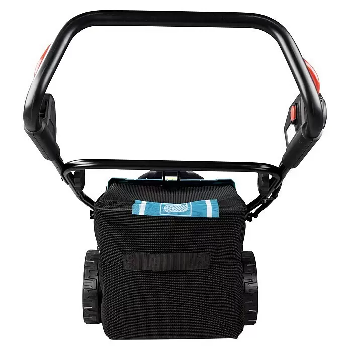 Makita LXT 18V Akku-Rasenmäher DLM480PT2 - 36 V, 2 Akkus, 5 Ah, Schnittbreite: 48 cm - Rückansicht eines elektrischen Rasenvertikutierers mit schwarzen Griffen, roten Akzenten und schwarzem Fangsack aus Stoff.