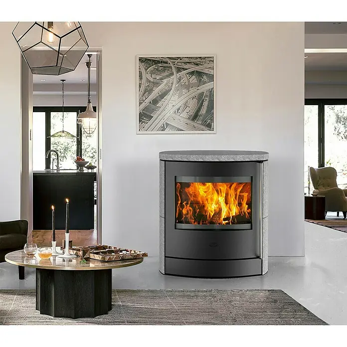 Fireplace Kaminofen Adamis - 3,8 kW - 8,1 kW, Raumheizvermögen: 126 m³, Material Verkleidung: Keramik, Schwarz - Elegantes Interieur mit einem modernen Kaminofen, der Wärme und Stil in den Raum bringt. Der Kamin ist ein echter Blickfang.