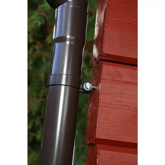 FunkeGruppe Fallrohrschelle - Nennweite: 75 mm, Metall, Anthrazit, Mit Schraube - Nahaufnahme eines braunen Regenrohrs, das mit einer Metallschelle an einer rotbraunen Holzwand befestigt ist.