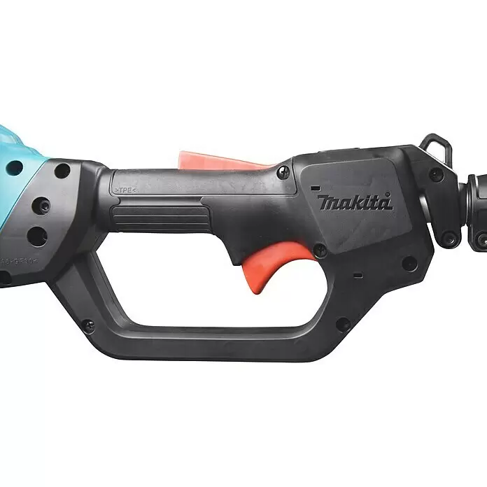 Makita XGT 40V max. Akku-Hochentaster UA004GZ - 40 V, Ohne Akku, Schwertlänge: 30 cm - Nahaufnahme eines schwarzen Makita-Gerätegriffs mit rotem Abzug und Sicherung, Materialkennzeichnungen sichtbar.