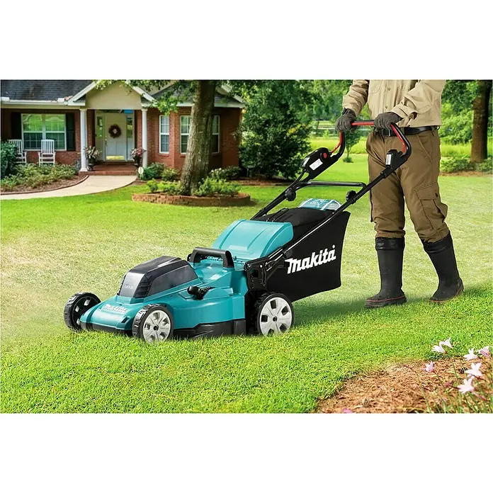 Makita LXT 18V Akku-Rasenmäher DLM480PT2 - 36 V, 2 Akkus, 5 Ah, Schnittbreite: 48 cm - Der Makita Rasenmäher in Aktion: ein robustes und effizientes Gerät für die Gartenpflege.