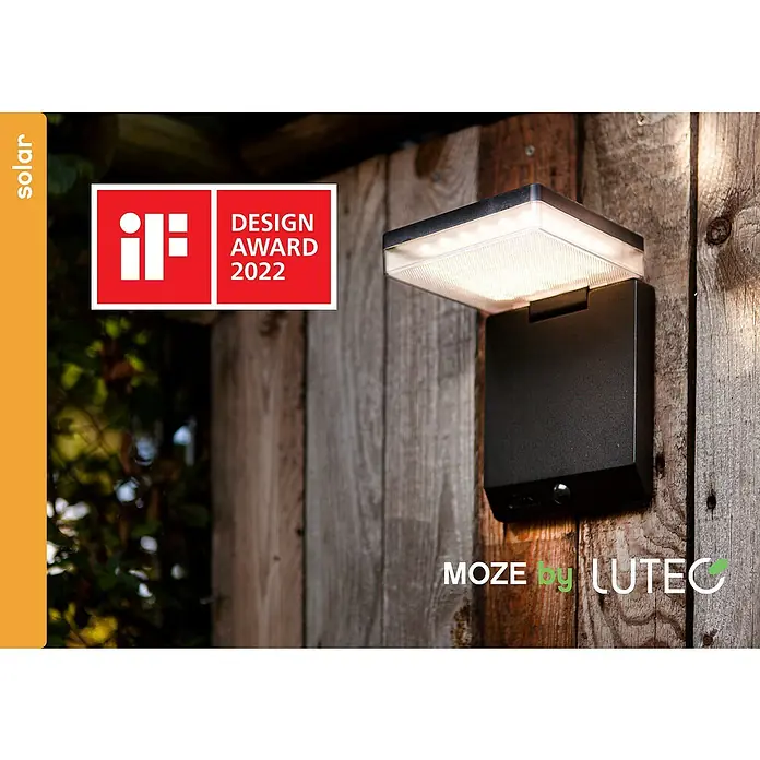 Lutec Solar-Außenwandleuchte Moze - 8 W, L x B x H: 19,5 x 14 x 15 cm, Schwarz matt, IP44, 1.000 lm - Nahaufnahme einer MOZE by Lutech Solarleuchte an einer Holzwand, ausgezeichnet mit dem iF Design Award 2022.