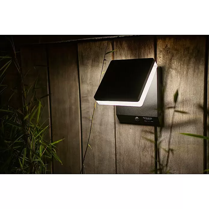Lutec Solar-Außenwandleuchte Moze - 8 W, L x B x H: 19,5 x 14 x 15 cm, Schwarz matt, IP44, 1.000 lm - Stimmungsaufnahme