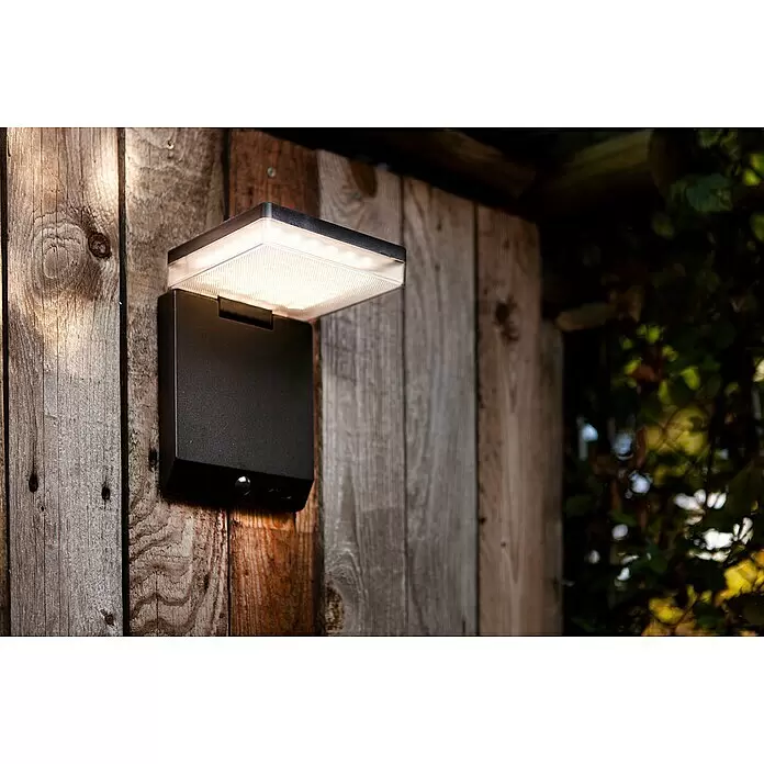 Lutec Solar-Außenwandleuchte Moze - 8 W, L x B x H: 19,5 x 14 x 15 cm, Schwarz matt, IP44, 1.000 lm - Stimmungsaufnahme