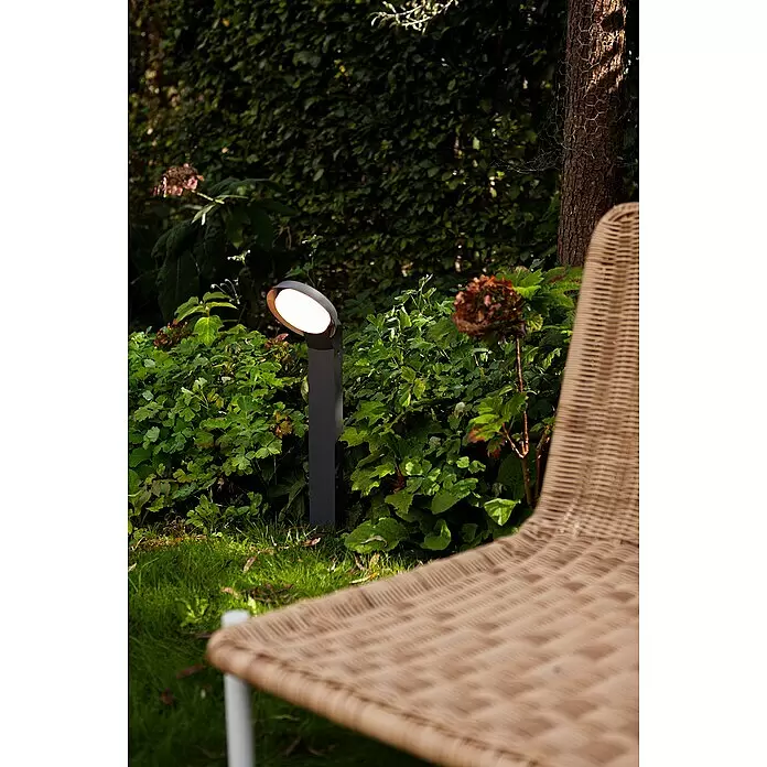 Lutec Polo Außensockelleuchte - 15 W, Farbe Gehäuse: Anthrazit, Warmweiß, 18 x 16,2 x 65 cm, Mit Leuchtmittel - Stimmungsaufnahme