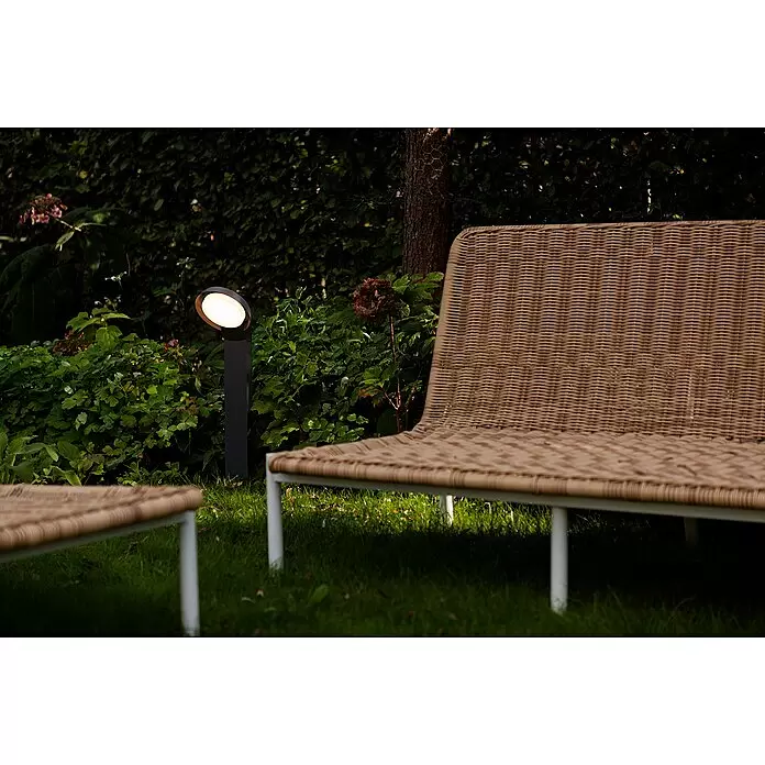 Lutec Polo Außensockelleuchte - 15 W, Farbe Gehäuse: Anthrazit, Warmweiß, 18 x 16,2 x 65 cm, Mit Leuchtmittel - Stimmungsaufnahme