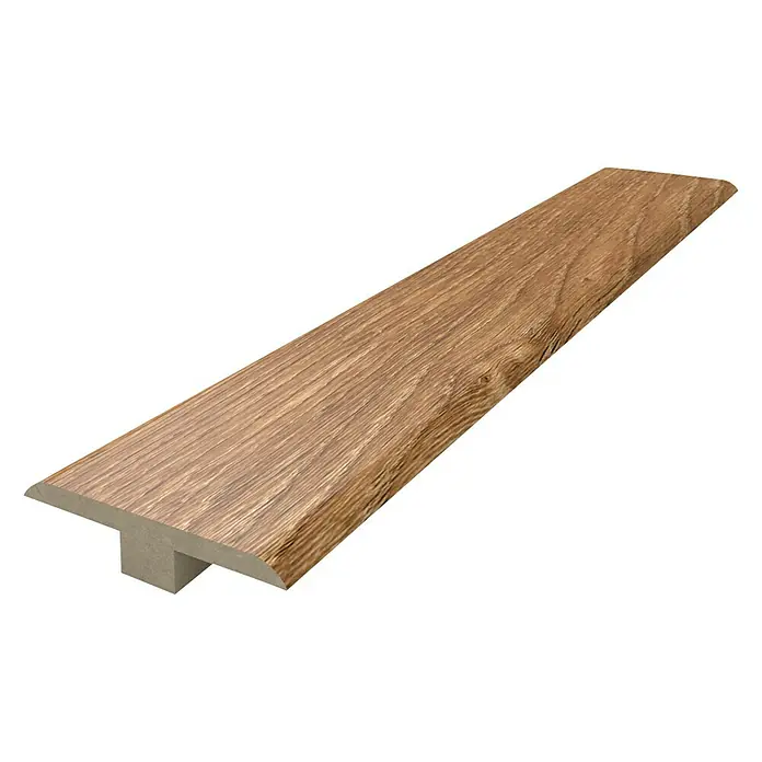Perfil de juntas de dilatación Roble Thermo - 2.440 x 48 x 10 mm, Pegado - Vista detallada de un listón de transición de suelo en forma de T con acabado de madera, ideal para unir dos tipos de pavimento.