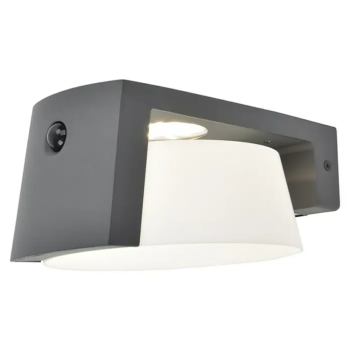 Lutec Solar-Außenwandleuchte Moon - 7,4 W, L x B x H: 21,7 x 16 x 9,6 cm, Anthrazit, IP44, 650 lm - Nahaufnahme einer grauen Außenwandleuchte mit Bewegungsmelder und weißem Lampenschirm, die ein warmes Licht ausstrahlt.