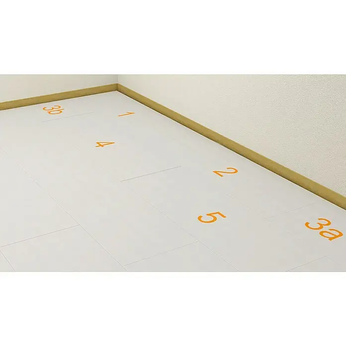 Fermacell Estrichelement - 1.500 x 500 x 20 mm - Ein helles Zimmer mit Bodenfliesen und orangen Zahlen von 1 bis 5, sowie 3a und 3b. Die Fliesen sind quadratisch und hellgrau.