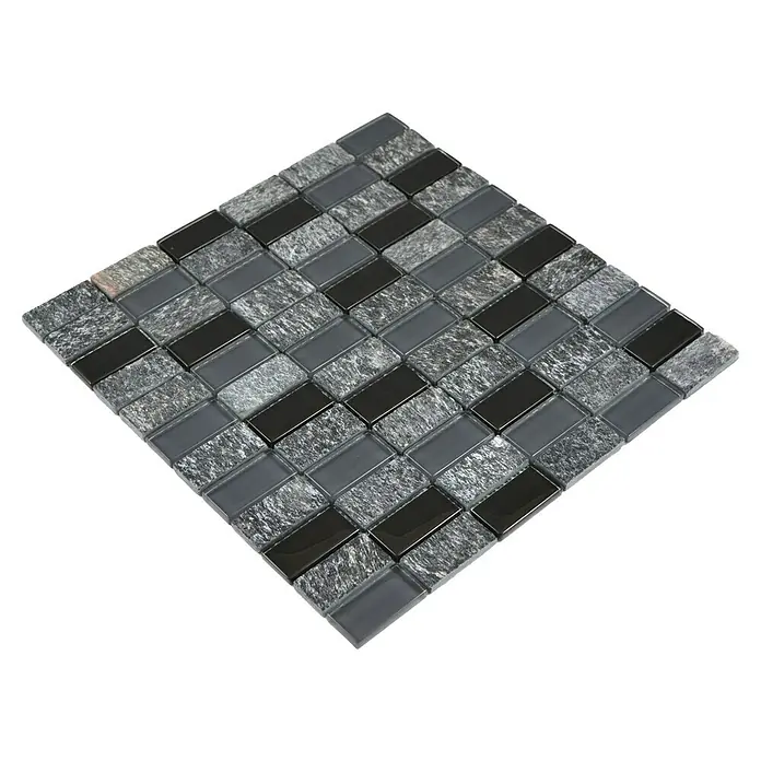 Mosaikfliese Crystal Mix XCM MS816 - 32,2 x 31 cm, Schwarz/Grau, Glänzend - Nahaufnahme eines Mosaiks aus Stein und Glas in Schwarz-, Grau- und Silbertönen, das ein elegantes und modernes Design aufweist.