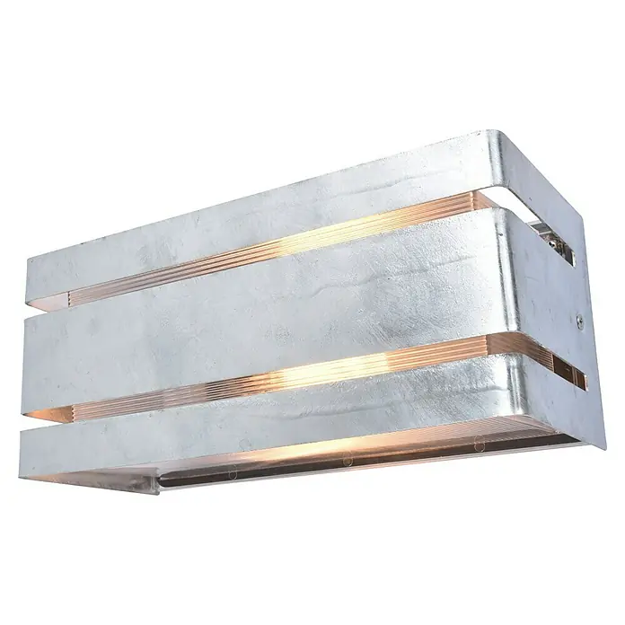 Lutec Außenwandleuchte Vidar - 40 W, 25 x 11,3 x 11 cm, Verzinkt, IP54 - Nahaufnahme einer modernen silbernen Wandleuchte mit horizontalen Lichtschlitzen, die ein warmes, stimmungsvolles Licht verbreiten.