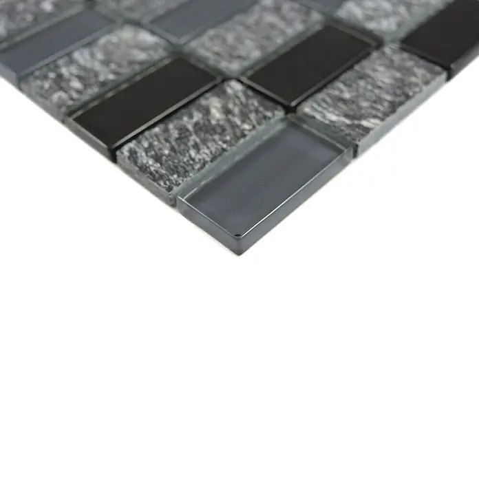 Mosaikfliese Crystal Mix XCM MS816 - 32,2 x 31 cm, Schwarz/Grau, Glänzend - Nahaufnahme einer stilvollen, grauen Mosaikfliese mit unterschiedlichen Texturen für moderne Raumgestaltung.