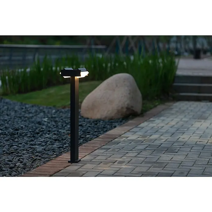 Lutec Conroy Außensockelleuchte - 17,8 W, Farbe Gehäuse: Anthrazit, Warmweiß, 71,5 x 22,5 x 15,5 cm, Mit Leuchtmittel - Beleuchtete, moderne Gartenlampe aus Metall mit warmem Licht in einem gepflasterten Außenbereich, die für einen stilvollen Look sorgt.