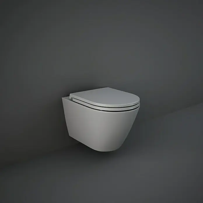 RAK Ceramics Feeling Wand-WC - Spülrandlos, Ohne Spezialglasur, Spülform: Tief, WC Abgang: Waagerecht, Grau, Matt - Wandhängendes WC mit schlichtem Design. Das WC ist in einem neutralen Grau gehalten und fügt sich nahtlos in moderne Badezimmer ein.